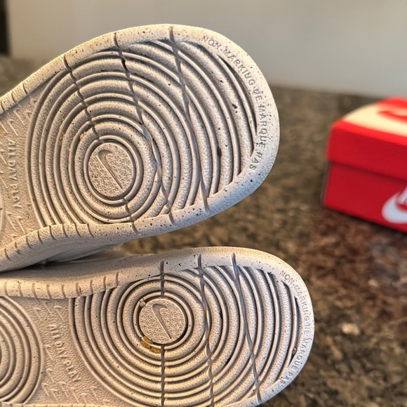 Nike White Leather Sneakers Low-Top Design - Picture 6 of 8